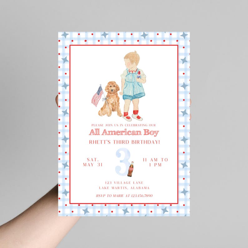 Pode incluir: Um convite para uma festa de anivers&aacute;rio de terceiro ano com padr&atilde;o xadrez azul e vermelho com estrelas brancas. O convite diz "Please join us in celebrating our All American Boy Rhett's Third Birthday!" com uma data de s&aacute;bado, 31 de maio, um hor&aacute;rio das 11h &agrave;s 13h e um local em 123 Village Lane, Lake Martin, Alabama. RSVP para Marie no 123-456.7890. O convite apresenta uma ilustra&ccedil;&atilde;o em aquarela de um menino segurando uma pequena bandeira americana e um cachorro.