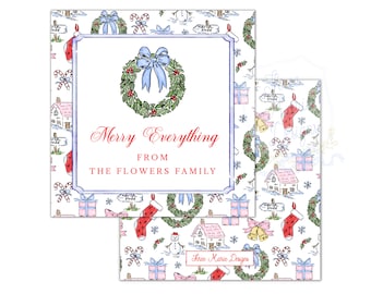 Könnte beinhalten: Weihnachtsgeschenkanhänger mit einem Aquarelldesign. Die Anhänger zeigen einen Kranz mit einer blauen Schleife, den Text "Merry Everything From The Flowers Family" und ein Muster aus festlichen Elementen wie Häusern, Strümpfen und Geschenken.