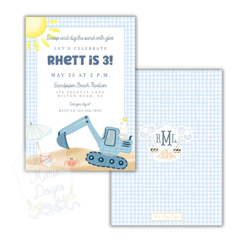 Puede incluir: Una tarjeta de invitaci&oacute;n azul claro y blanca con el texto "RHETT IS 3!" y los detalles del evento. El dise&ntilde;o incluye una ilustraci&oacute;n de acuarela de una escena de playa con un sol, una excavadora y un cangrejo. La parte posterior de la tarjeta tiene un patr&oacute;n de cuadros azules.