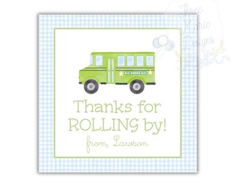 Puede incluir: Tarjeta cuadrada con una ilustración de autobús escolar verde claro, el texto "Thanks for ROLLING by!" y "from Lawson". La tarjeta tiene un borde de cuadros azules y blancos y un fondo blanco.