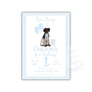 Può includere: Invito di compleanno a motivo gingham azzurro e bianco. L'invito presenta un'illustrazione ad acquerello di un cane con un cappello da festa e palloncini. Il testo include "Let's Party!" e "Colton's first birthday!"
