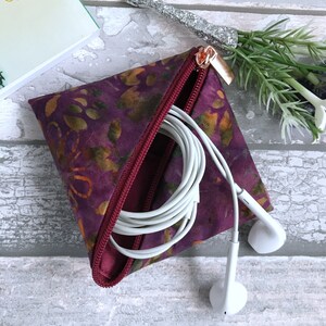 Mid Mod Ära Mini Geldbörse in Lila und Orange Floral Batik Stoff, für Ohrhörer, Teebeutel oder Münzen, Geburtstagsgeschenk