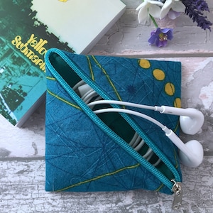 Handgefertigte Mini Geldbörse für Eabuds oder Teebeutel Mid Mod Türkis Geometrische Stoff, Geschenk für Lehrer, Perfekt für die Handtasche oder Tasche