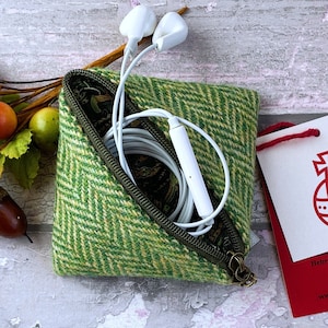 Handgefertigte Harris Tweed Ohrhörer Brieftasche in klassischem Rasengrün und Oatmeal Herringbone Tweed, Perfekt für die Handtasche oder die Tasche, Unisex Geschenk