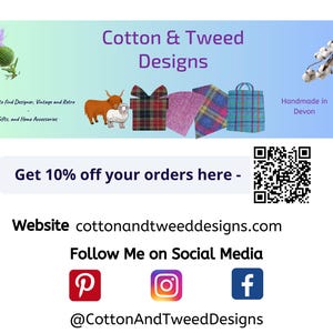Pu&ograve; includere: Un banner per Cotton & Tweed Designs con un cardo, una mucca highland, una pecora, una scatola regalo a quadri, campioni di tessuto e una borsa tote. Include testo, un codice QR, indirizzo web e icone dei social media.