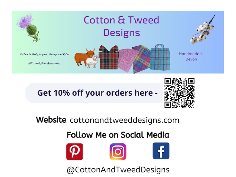 Pu&ograve; includere: Un banner per Cotton & Tweed Designs con un cardo, una mucca highland, una pecora, una scatola regalo a quadri, campioni di tessuto e una borsa tote. Include testo, un codice QR, indirizzo web e icone dei social media.