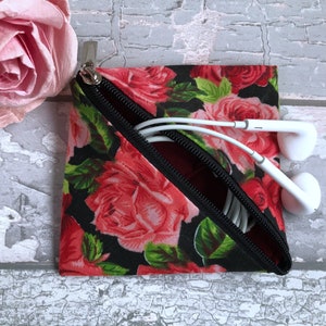 Cartera con forma de bolsita de té o auriculares, rosas rojas sobre tela de algodón negra, pequeño regalo para mamá, hermana o abuela, perfecto para tu bolso