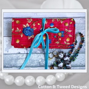 Belle boîte de rangement de voyage pour bijoux en soie flammée brute brodée Cerise, avec une doublure colorée frappante, cadeau fait main pour elle