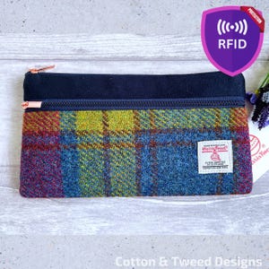 Cartera de tweed Harris hecha a mano, diseño a cuadros burdeos, chartreuse y azul cobalto, con gamuza sintética azul medianoche, forro RFID