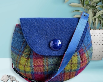 Harris Tweed crossbody-handtas, in tinten van bordeaux, chartreuse en kobaltblauwe plaid, cadeau voor haar
