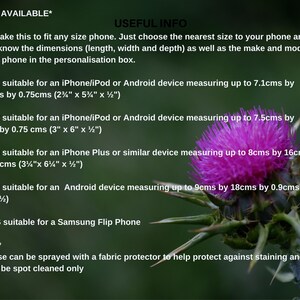 Pu&ograve; includere: Un grafico informativo che dettaglia le dimensioni delle custodie per vari dispositivi, inclusi iPhone, Android e modelli Samsung Flip. Il testo elenca le misure in centimetri e pollici accanto a un fiore di cardo viola su sfondo scuro.
