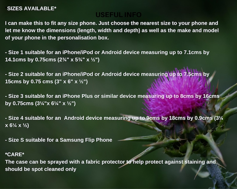 Pu&ograve; includere: Un grafico informativo che dettaglia le dimensioni delle custodie per vari dispositivi, inclusi iPhone, Android e modelli Samsung Flip. Il testo elenca le misure in centimetri e pollici accanto a un fiore di cardo viola su sfondo scuro.