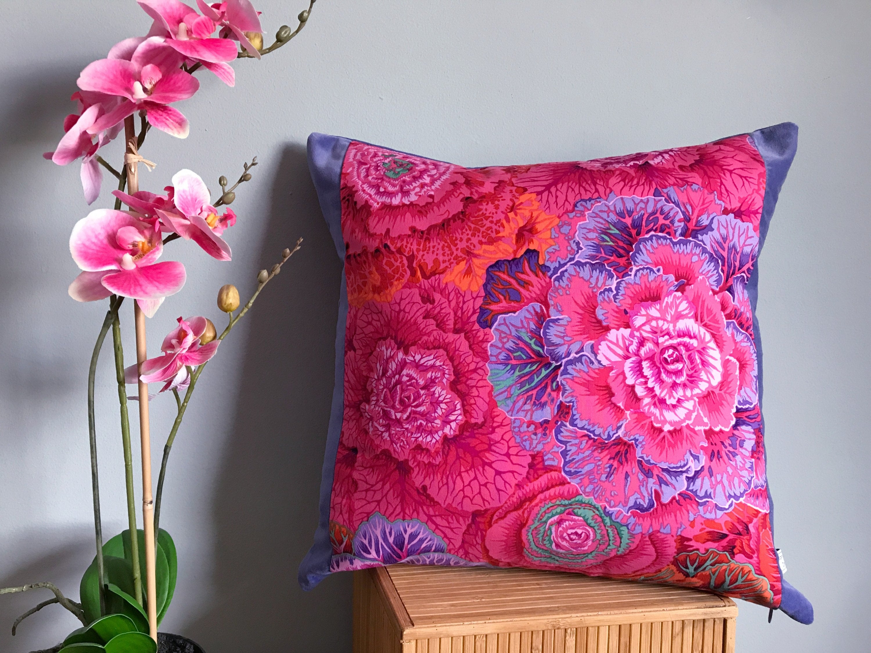 Coussin Floral Rose et Lilas, Tissu Kaffe Fassett, Dos Velours, Design Élégant Pour La Maison