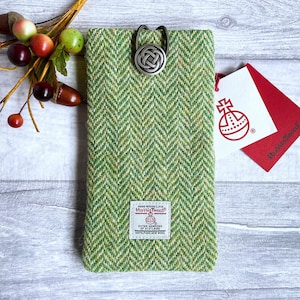 Funda para teléfono móvil Harris Tweed en verde césped y espiga de avena hecha a mano: iPhone o teléfono Android hecho a medida