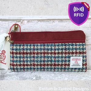 Portafoglio fatto a mano in Harris Tweed, crema, blu cobalto e motivo pied de poule bordeaux, con finta pelle scamosciata bordeaux, foderato con RFID
