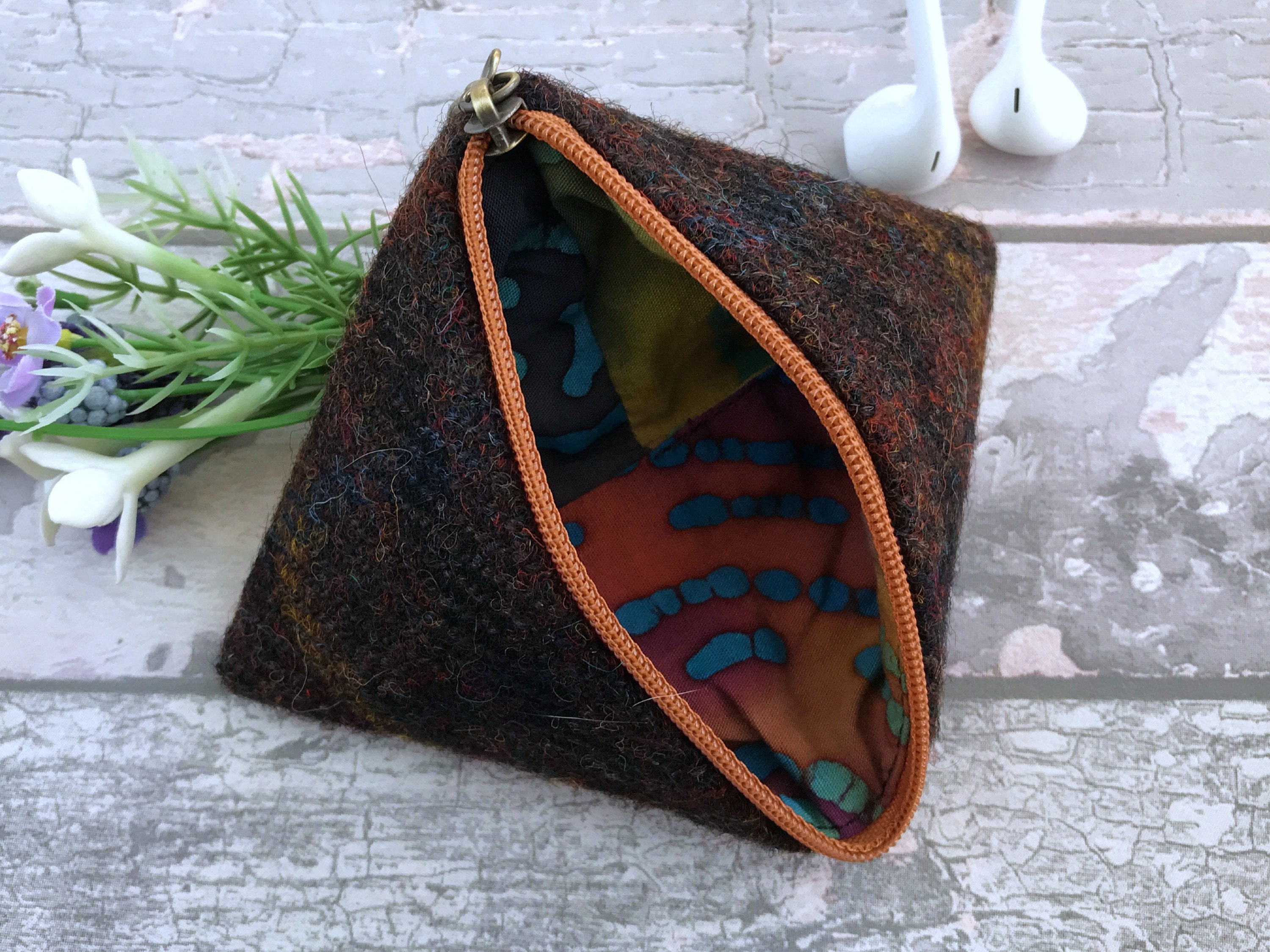 ハリスツイードのイヤホンウォレット。美しい栗色のチェック柄ツイード。ハンドバッグやポケットにぴったり。男性にも女性にも喜ばれるギフトです。 -  Etsy 日本