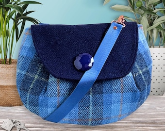 Crossbody-handtas Harris Tweed – marineblauw en hemelsblauw geruit, chic en uniek cadeau voor haar