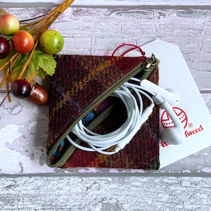Handgefertigte Harris Tweed Ohrhörer Brieftasche aus Oliv, Weinrot und Anthrazit kariertem Tweed, Perfekt für die Handtasche oder die Tasche, Unisex Geschenk