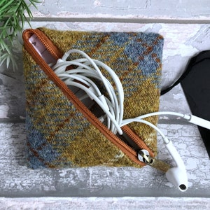 Cartera de auriculares Harris Tweed hecha a mano, hermoso tweed a cuadros mostaza y azul cielo, perfecto para su bolso o bolsillo, regalo para hombres y mujeres