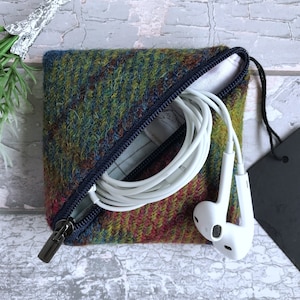 Handgefertigte Harris Tweed Ohrhörer Brieftasche, Wunderschönes Chartreuse, Blau und Claret Tweed mit Karomuster, Perfekt für die Handtasche oder die Tasche, Unisex Geschenk