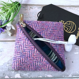 Handgefertigte Harris Tweed Ohrhörer Geldbörse, Schöner Kirschrot und Lila Fischgräten-Tweed, Perfekt für die Handtasche oder die Tasche, Geschenk für Frauen
