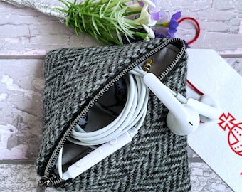 Handgemaakte Harris Tweed oordopjes portemonnee, stijlvolle zwarte en grijze visgraat tweed, perfect voor uw handtas of zak, unisex cadeau