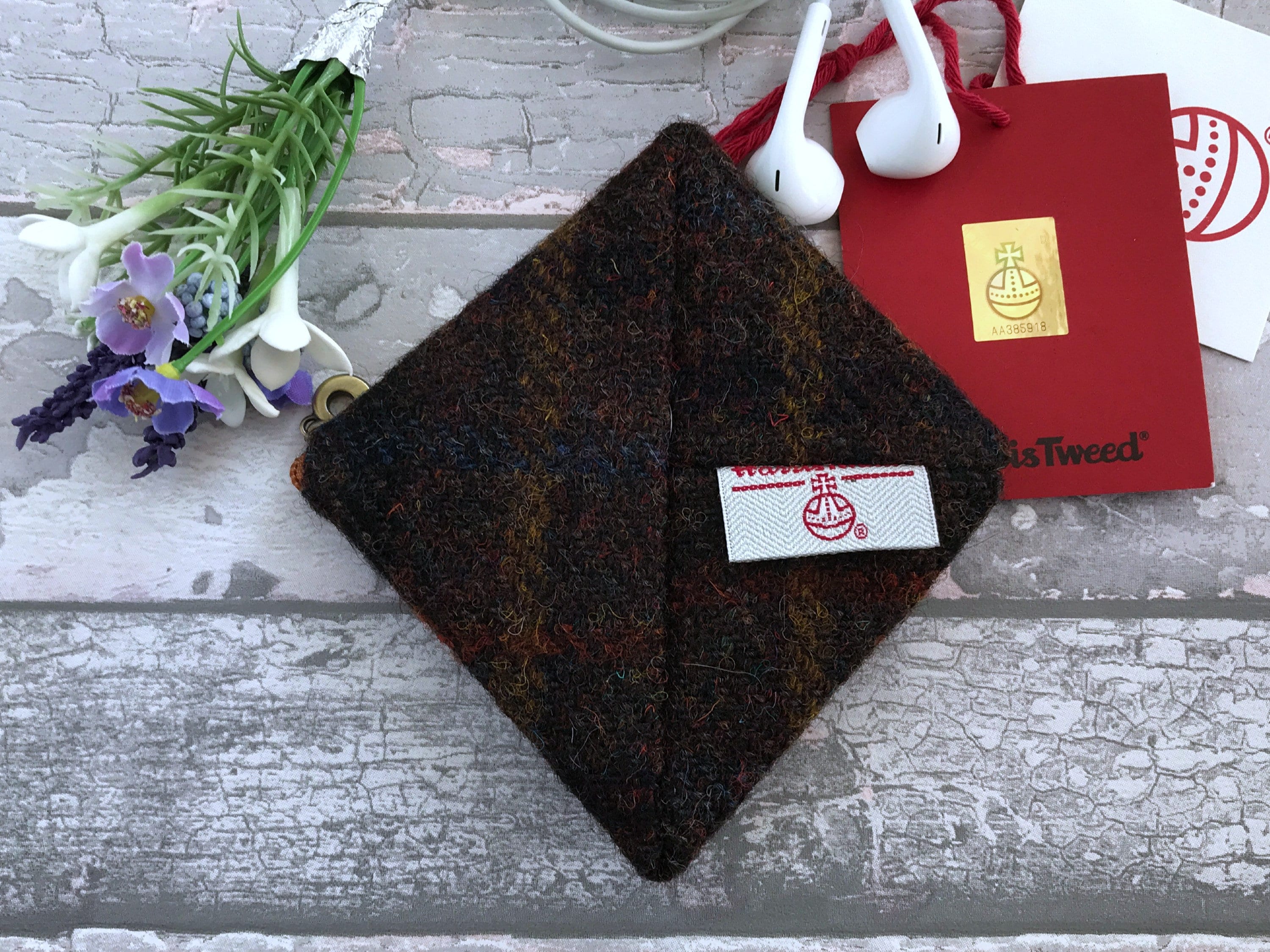 ハリスツイードのイヤホンウォレット。美しい栗色のチェック柄ツイード。ハンドバッグやポケットにぴったり。男性にも女性にも喜ばれるギフトです。 -  Etsy 日本