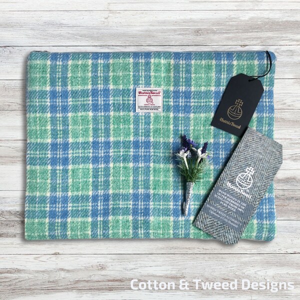 Harris Tweed Laptop Hülle, Maßgeschneidert für Deinen Laptop, - Himmelblau und Mintgrün kariert mit einfarbiger himmelblauer Rückseite, neuer Job Geschenk