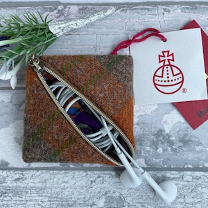 Cartera de auriculares Harris Tweed hecha a mano, hermoso tweed a cuadros Russet, perfecto para su bolso o bolsillo, regalo unisex