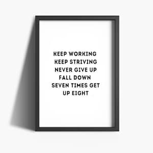 Puede incluir: Cita motivacional en blanco y negro en un marco negro. La cita dice: "Sigue trabajando, sigue esforzándote, nunca te rindas, cae siete veces, levántate ocho veces."