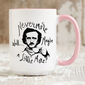 Puede incluir: Taza de caf&eacute; blanca con asa rosa. La taza presenta una ilustraci&oacute;n en blanco y negro de Edgar Allan Poe con el texto "Nevermore... Well... A Little More?"
