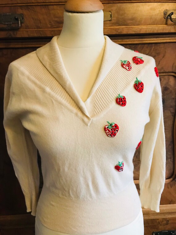 1950s Cashmere sweater pullover with strawberries