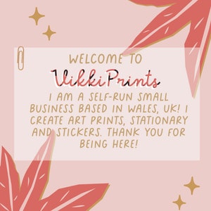 Może przedstawiać: R&oacute;żowo-biała grafika z tekstem "WELCOME TO Vikki Prints". Tekst brzmi r&oacute;wnież "I AM A SELF-RUN SMALL BUSINESS BASED IN WALES, UK! I CREATE ART PRINTS, STATIONARY AND STICKERS. THANK YOU FOR BEING HERE!" z motywami liści i gwiazd.