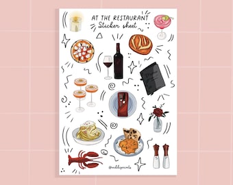 Peut inclure: Une feuille d'autocollants avec un fond blanc et des contours noirs. La feuille présente diverses illustrations sur le thème du restaurant, notamment un verre de vin, une bouteille de vin, une assiette de pâtes, un menu, un homard, un verre de cocktail, une assiette de pizza, un pain, une bougie, une rose dans un vase et des salières et poivrières. Le texte "AT THE RESTAURANT Sticker sheet" est en haut de la feuille.