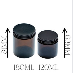 Puede incluir: Dos tarros de vidrio &aacute;mbar con tapas negras. El tarro m&aacute;s grande tiene 81 mm de alto y una capacidad de 180 ml. El tarro m&aacute;s peque&ntilde;o tiene 63 mm de alto y una capacidad de 120 ml.