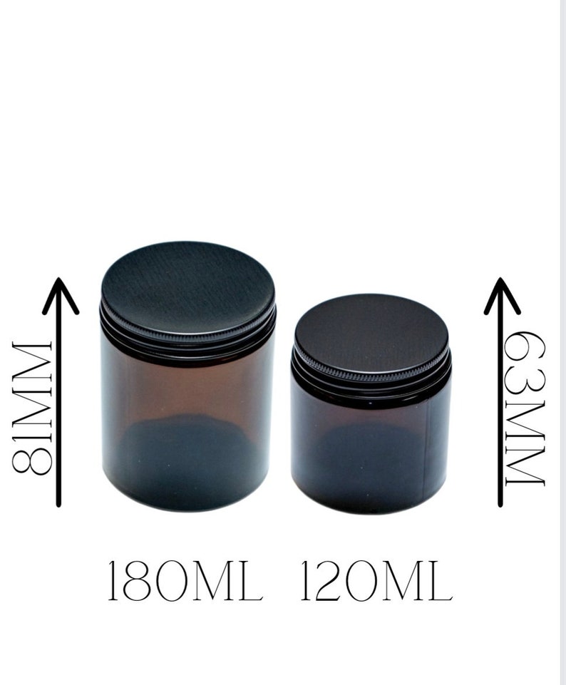 Puede incluir: Dos tarros de vidrio &aacute;mbar con tapas negras. El tarro m&aacute;s grande tiene 81 mm de alto y una capacidad de 180 ml. El tarro m&aacute;s peque&ntilde;o tiene 63 mm de alto y una capacidad de 120 ml.