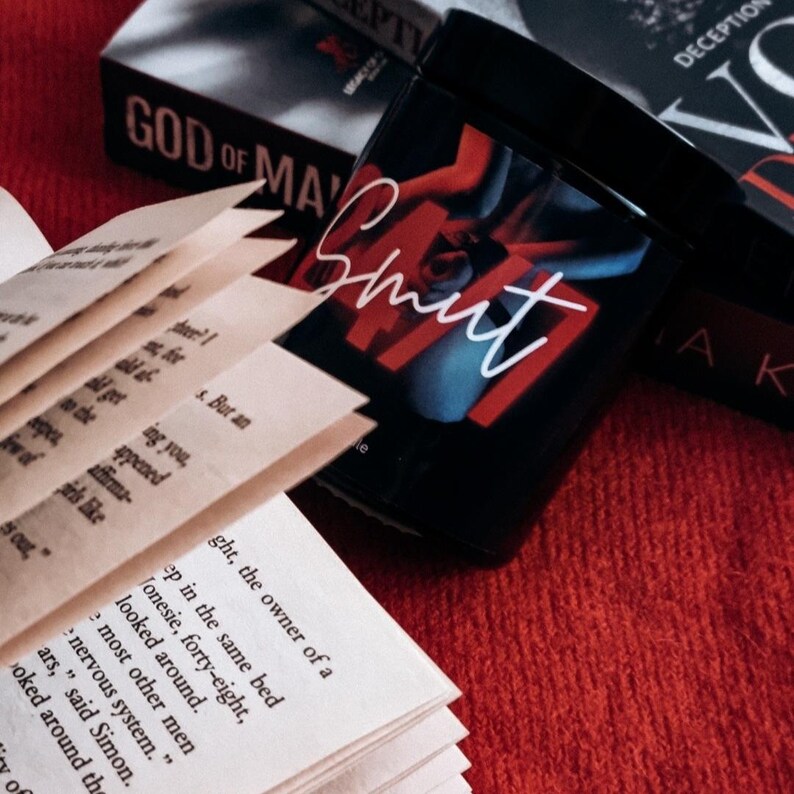 Smut 24/7 / Libros picantes / Vela de cera de soja inspirada en libros / Romance oscuro / Decoración de biblioteca imagen 2