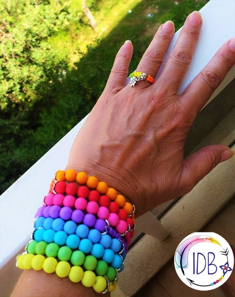 Lot of 8 beaded bracelets with ring