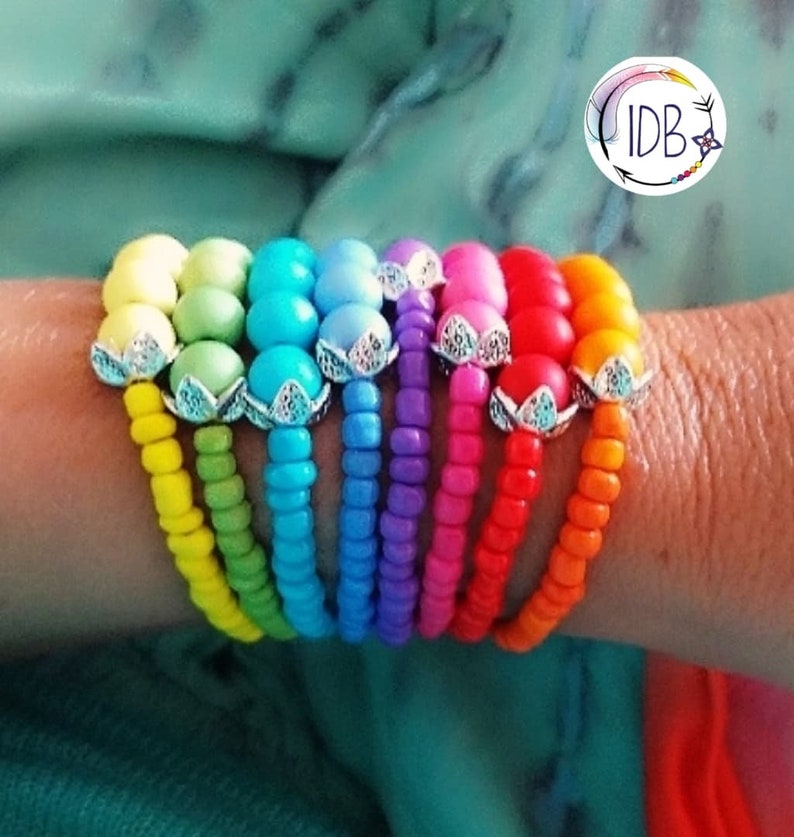 Lot of 8 beaded bracelets with ring