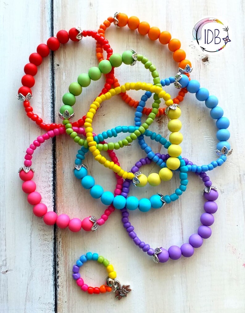 Lot of 8 beaded bracelets with ring