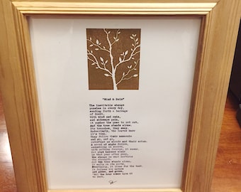 Può includere: Una stampa incorniciata con un'illustrazione di albero marrone e una poesia intitolata "Vento e pioggia" che recita: "Il cambiamento inevitabile colpisce ogni giorno, inviando una raffica di dubbi. Con vento e pioggia, e sidennys sein, spinge l'albero a marcire. E l'albero rimane solo. I suoi rami, oscillano. Con affetto, le foglie si inchinano è ora. Seguono il loro omonimo e a, e co, riluttanti su eloufs e i loro erien. Un erond di sospiri segue, sneembling in oro, con niente di più di quello che è stato letto Le 1er dopo l'anno, il cambiamento è ciò che nutre la forza. E l'albero rimane solo. Si alle sulla roote Alla fine, vive per il teet. Si folleme te re 441 l'ora emes su di lui per riposare."