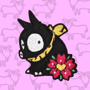Könnte beinhalten: Schwarzer gestickter Aufnäher mit einem Comic-Charakter mit einem gelben Bandana und einer roten Blume. Der Charakter hat große Augen und einen kleinen Mund.