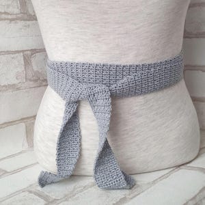 Handgemaakte riem, gehaakte mode, minimalistisch accessoire, grijze riem