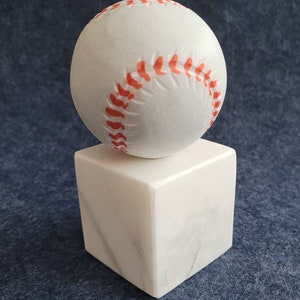 Béisbol en mármol blanco de Carrara
