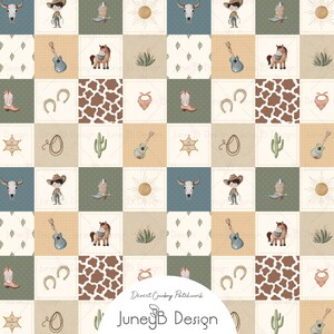 Pode incluir: Um tecido com padrão repetitivo de quadrados ilustrando botas de cowboy, cavalos, guitarras, cactos, crânios de vaca, estrelas de xerife, ferraduras, bandanas e manchas de vaca. O texto Desert Cowboy Patchwork JuneyB Design é visível.
