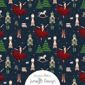 Puede incluir: Un patrón continuo sobre fondo azul oscuro con ilustraciones en acuarela de cascanueces con uniformes verdes, bailarinas con tutús rojos, caballos balancín, relojes de pie, zapatillas de ballet, tambores y pinos con pequeñas estrellas.