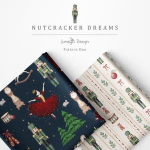 Könnte beinhalten: Zwei gefaltete Stoffmuster mit Nutcracker Dreams-Motiven. Der dunkelblaue Stoff zeigt Ballerinas in roten Kleidern, Nussknacker, Standuhren und Tannenbäume. Der cremefarbene Stoff zeigt vertikale Streifen mit Nussknackern, Ornamenten und Zweigen.
