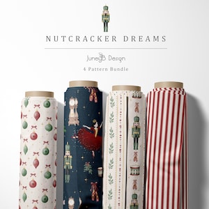 Könnte beinhalten: Vier Stoffrollen aus dem Nutcracker Dreams 4-Musterpaket. Die Designs umfassen rote und grüne Ornamente auf Weiß, einen dunkelblauen Druck mit Ballerinas und Nussknackern, ein weißes Muster mit Nussknackern sowie rote und weiße Streifen.
