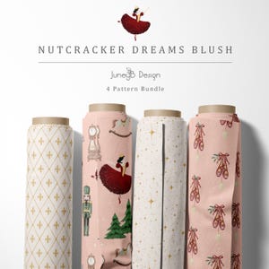 Può includere: Quattro rotoli di tessuto etichettati Nutcracker Dreams Blush 4 Pattern Bundle di JuneyB Design. I motivi includono gigli dorati su bianco, uno sfondo rosa con schiaccianoci, ballerine, orologi e alberi, stelle dorate su bianco e scarpette da danza.