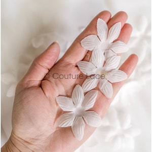 3D Lace Flowers: Off-White Wedding Dress Appliqué (2.16&quot; x 2.16&quot;)
